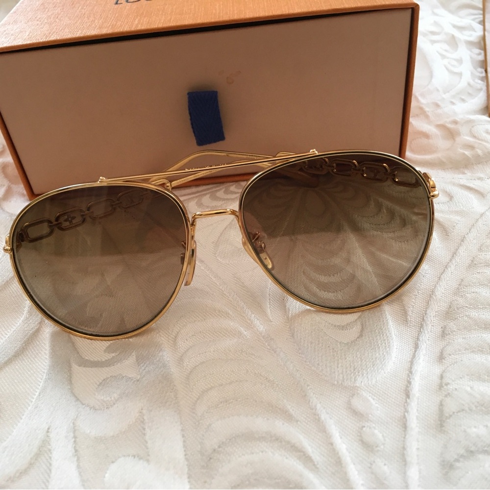 Louis Vuitton Authentic PilotGold Frame Brown Lens Sunglasses with Chain Temples - Picture 13 of 16